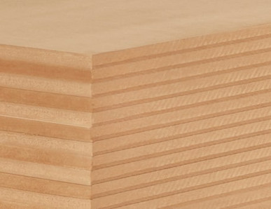 Nahaufnahme einer MDF-Platte mit feiner Schichtung, ideal für Möbelbau und Innenausbau.