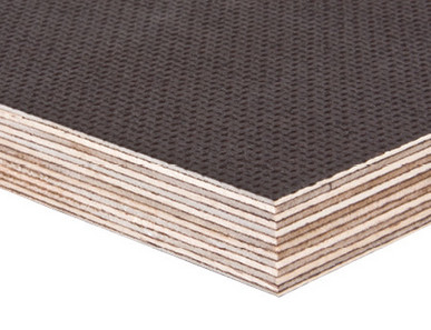 Nahaufnahme einer Siebdruckplatte mit rutschfester, dunkler Beschichtung, ideal für den Fahrzeugbau und den Außenbereich.